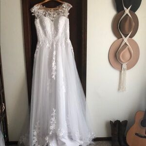 Elegant White Lace Wedding Dress